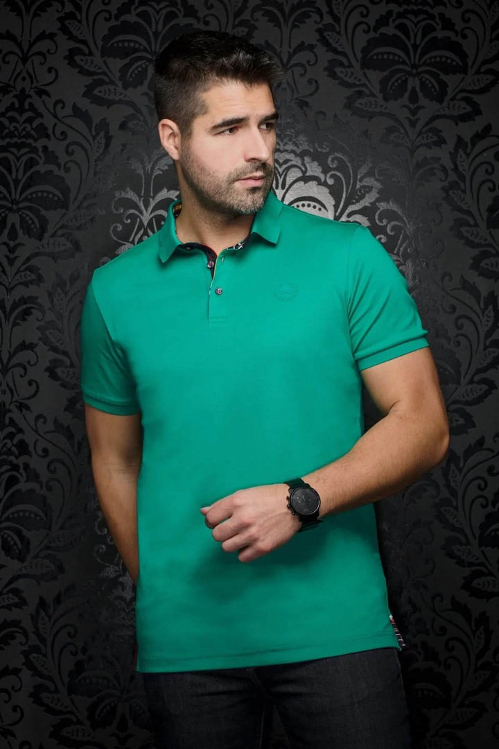 Polo homme vert élégant avec col contrastant, parfait pour un style décontracté ou habillé.