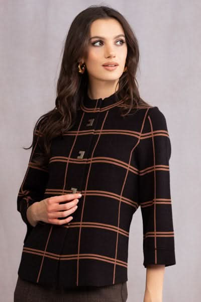 Veste boutonnée à col montant avec imprimé à carreaux, manches 3/4 et boutons originaux, style moderne.