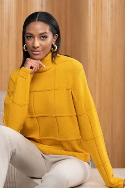 Tricot col roulé mustard avec motifs de carrés, manches longues, look élégant et contemporain.