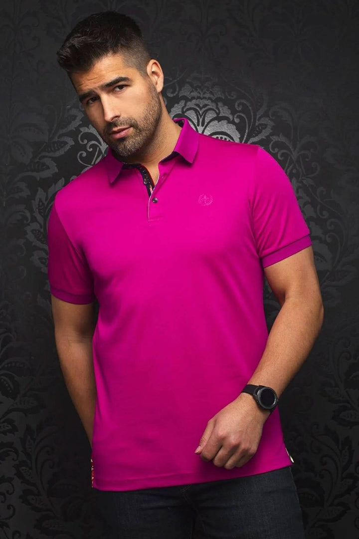 Homme portant un polo fuchsia avec col contrastant, alliant élégance et décontraction.