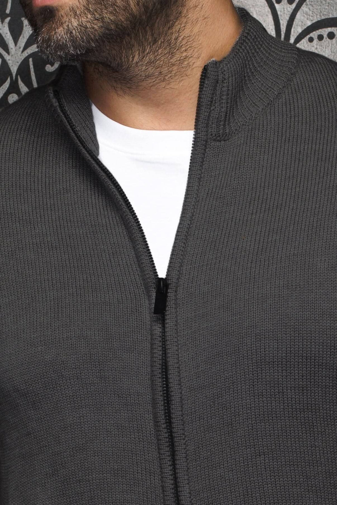 Chandail en mérinos Esteban charbon avec col montant et fermeture éclair en métal, ajustement confortable.