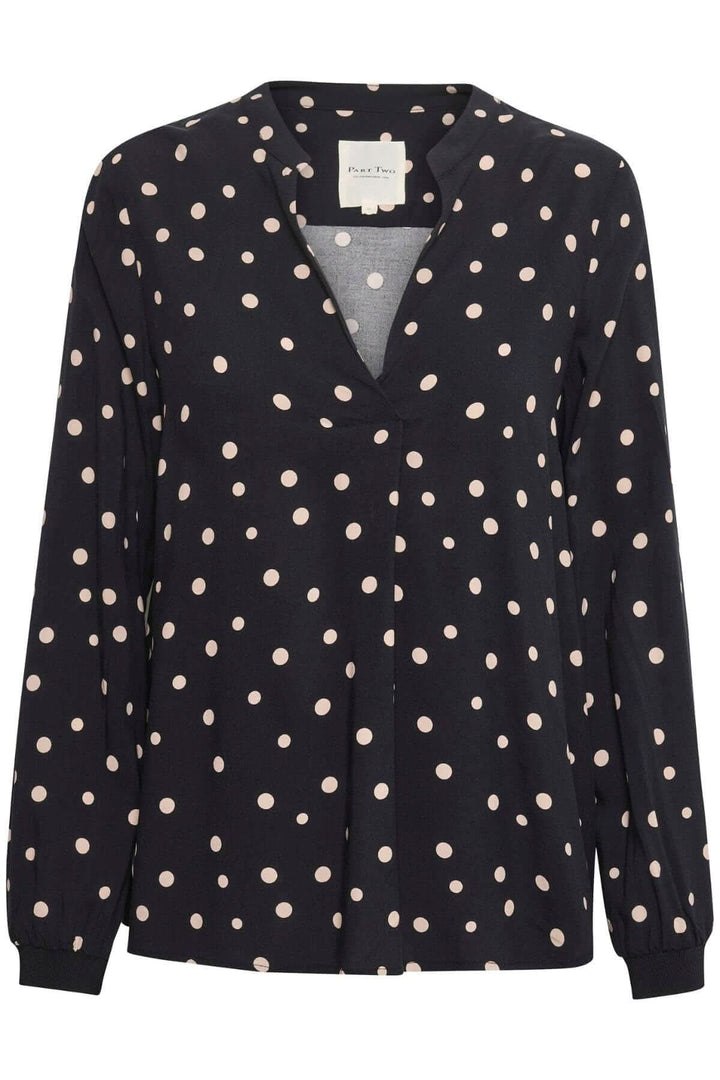 Blouse Tonnie, blouse légère à motifs pois sur fond marine, col mao, encolure V, manches longues.