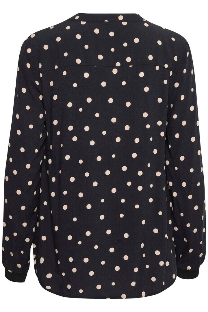 Blouse Tonnie à pois beige sur fond marine avec col mao et manches longues, coupe décontractée et ourlet long.