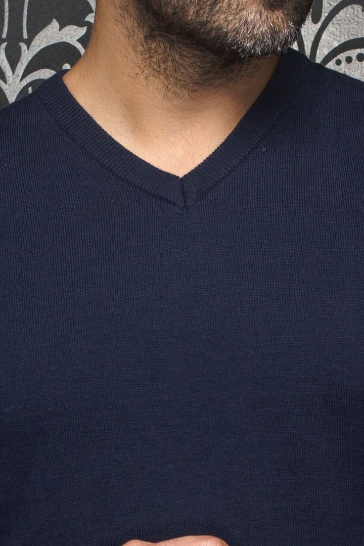 Chandail en V en mérinos Saxony marine, col élégant, ajustement confortable, maille côtelée.