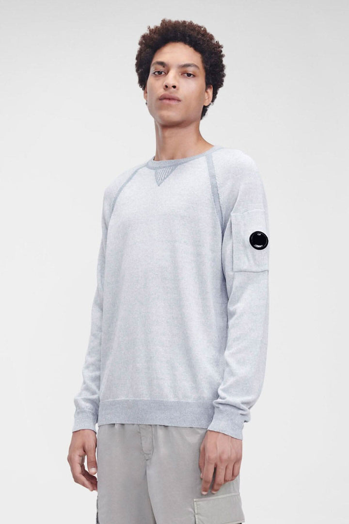 Pull en coton vanisé, col ras du cou, détails uniques, idéal pour l'isolation et le confort.