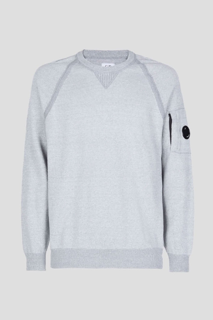 Pull en coton gris avec col ras du cou, manches raglan, et poche sécurisée C.P. Company.