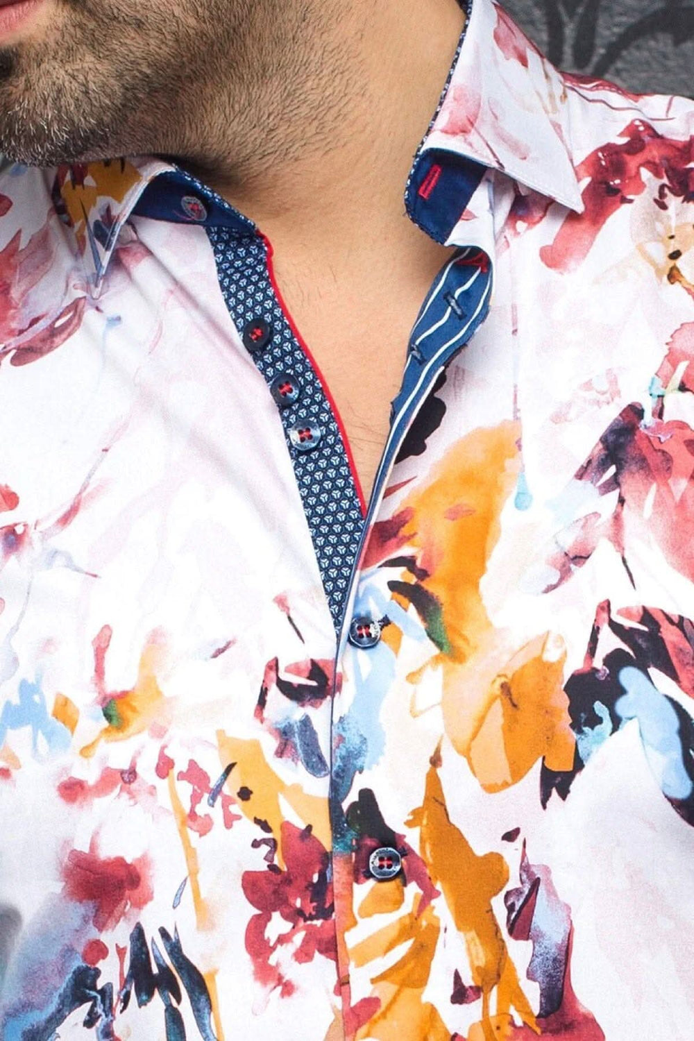 Chemise Toleman pour homme avec motifs colorés et boutonnière en angle, style habillé et décontracté.