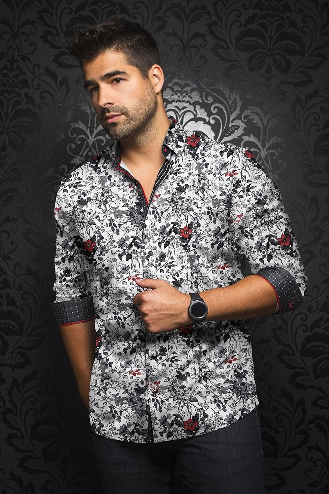 Chemise Garnett au design fleuri noir et blanc, portée par un homme, alliant confort et sophistication.