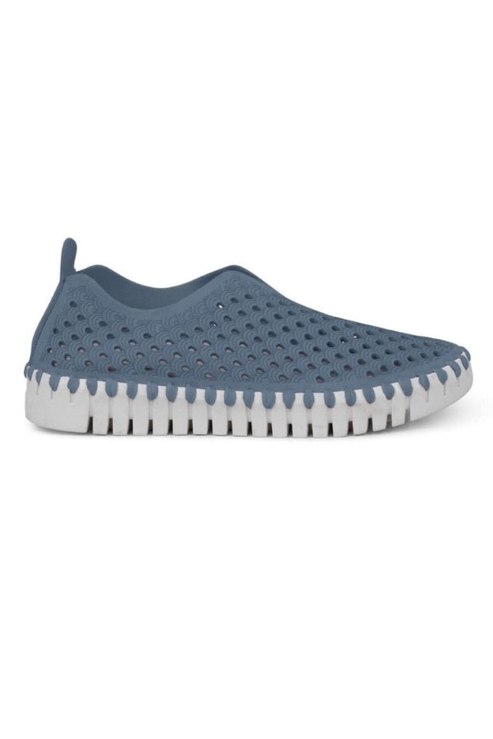 Mocassin Tulip139 en bleu, chaussures légères et perforées avec semelle blanche, design moderne et confortable.