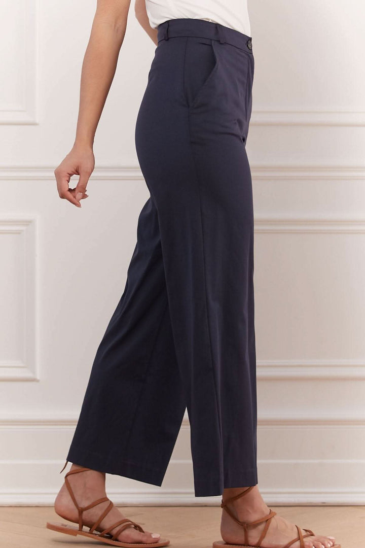 Pantalon gaucho en coton fin, longueur 7/8, style confortable, porté avec des sandales, modèle taille 2.