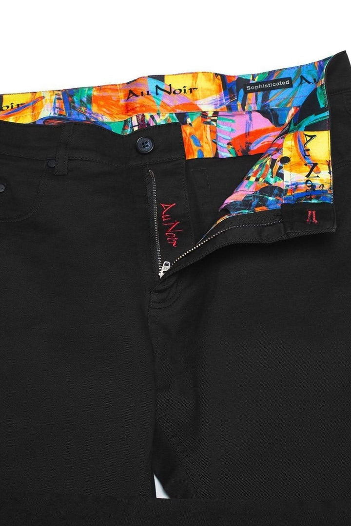 Détail Pantalon Signum Au Noir, coupe ajustée, tissu coton premium, ceinture colorée, style habillé et décontracté.