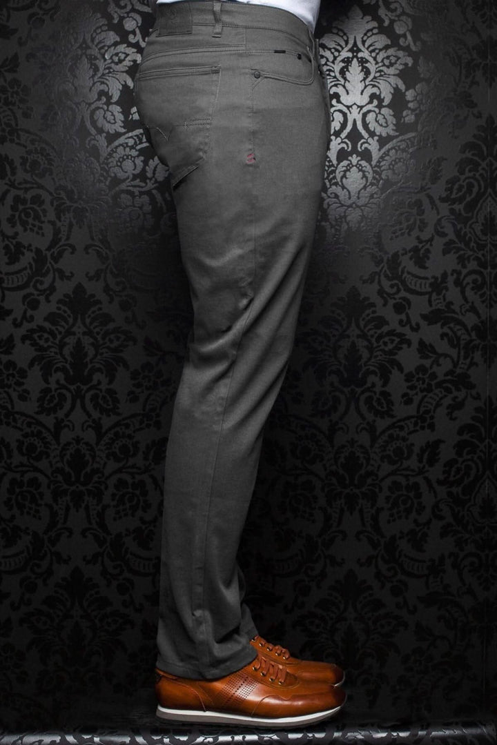 Pantalon stretch masculin en coton, coupe ajustée et contemporaine, avec poches droites, couleur gris.