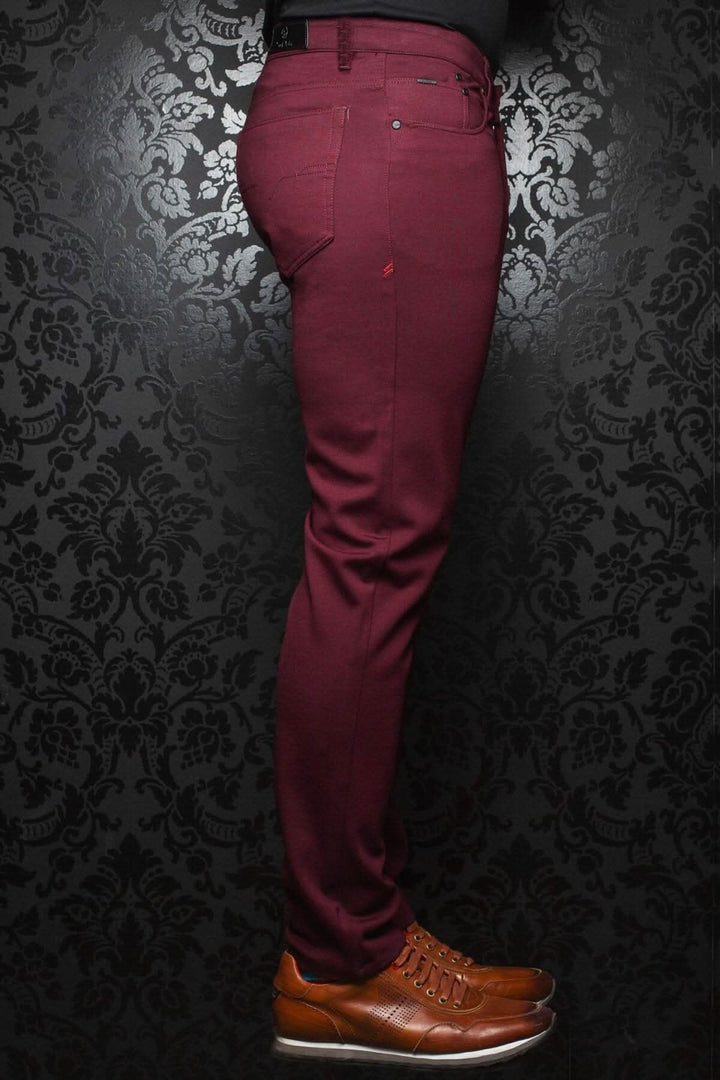 Pantalon stretch habillé 5 poches, coupe Slim Fit, longueur 34" en bordeaux avec des chaussures marron.
