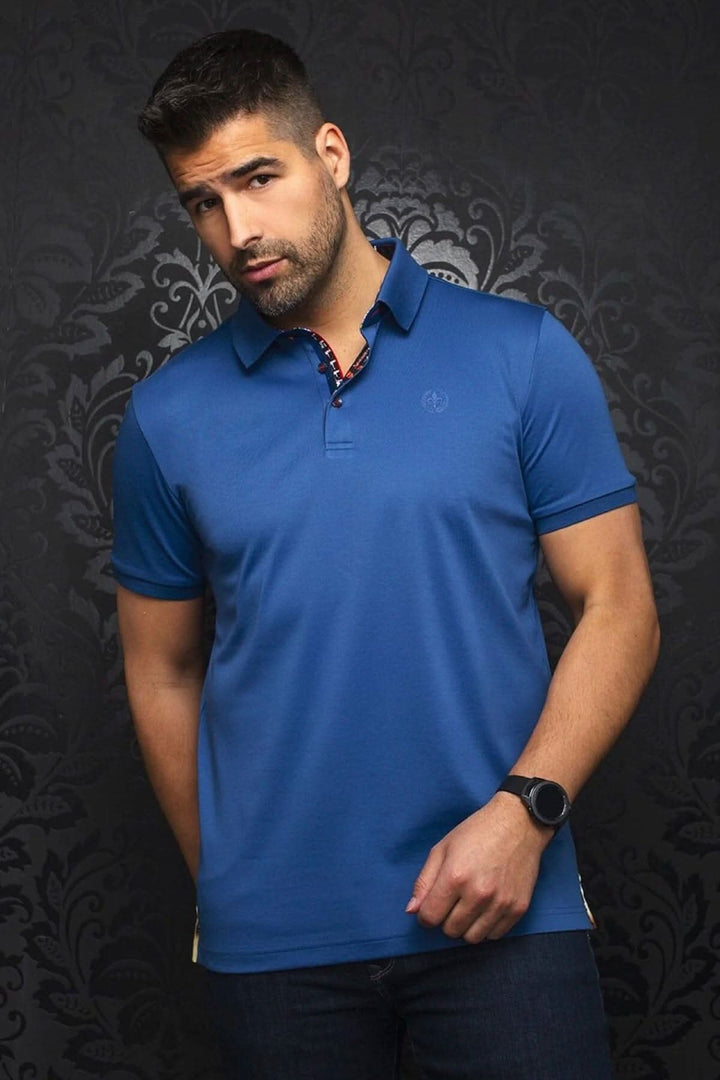 Homme en polo bleu avec collet contrastant, tenant une pose dynamique sur fond noir.