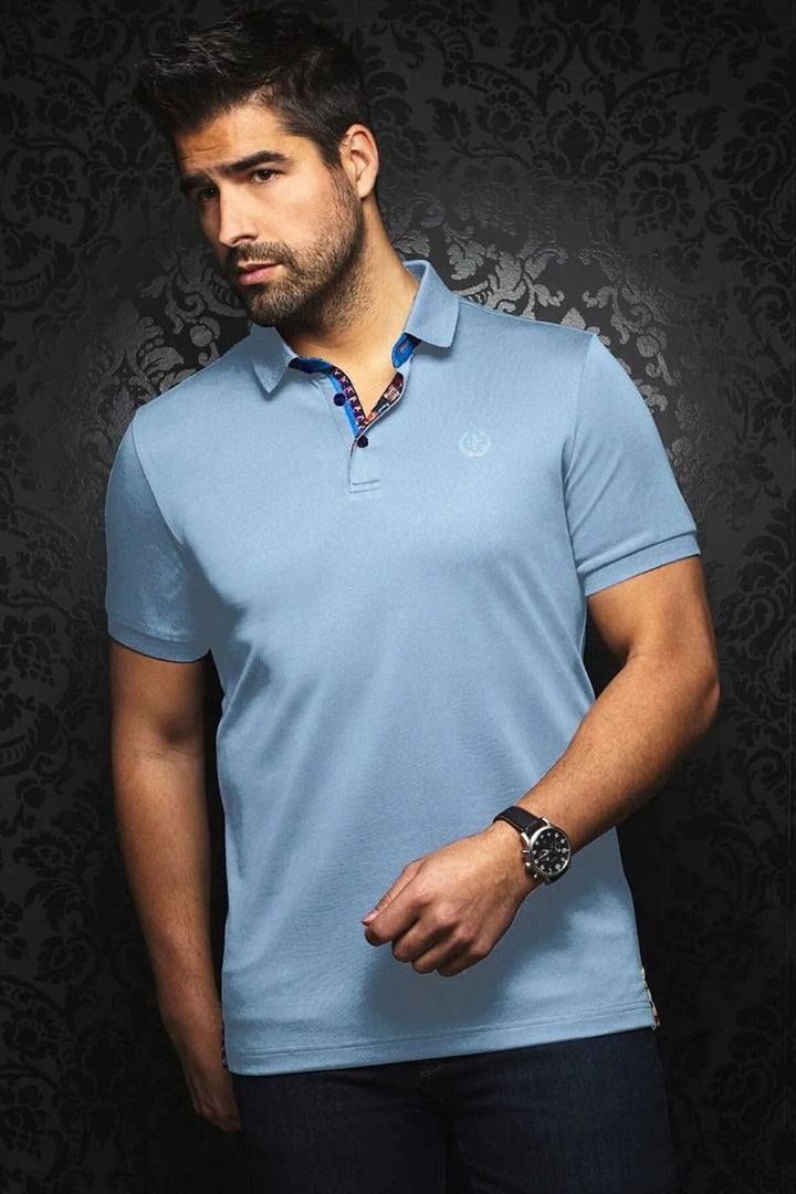 Polo Eagle bleu clair pour homme, col contrastant et motifs raffinés, textile en coton confortable.