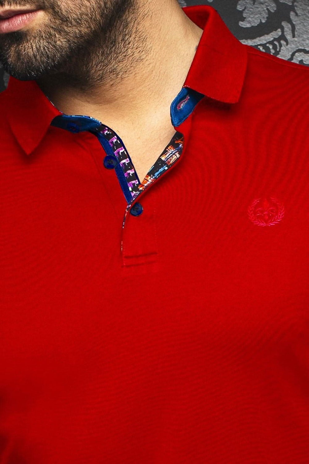Polo homme rouge avec col contrastant, broderie Au Noir, tissu léger et confortable, style décontracté.
