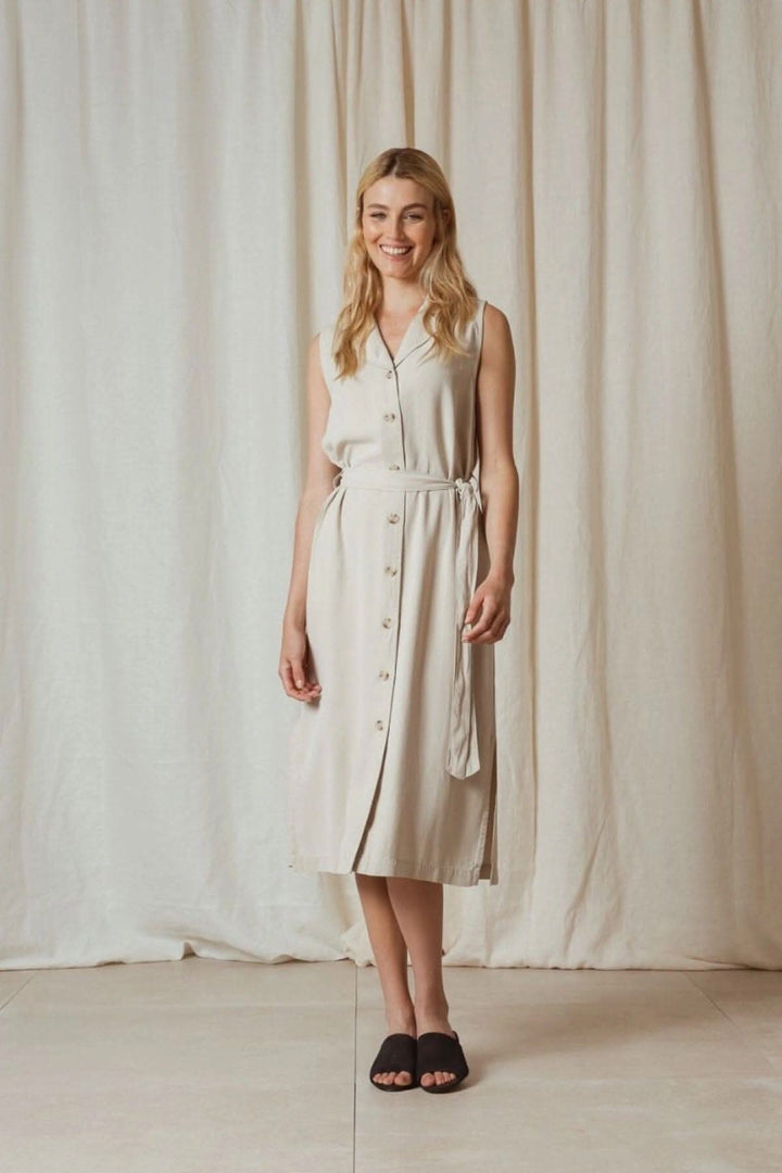 Robe en piqué de lyocell, style chemise avec ceinture, boutons centrés et col à revers.