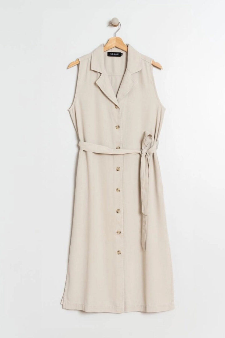 Robe en piqué de lyocell, sans manches, avec ceinture et boutonnière centrale, couleur beige.