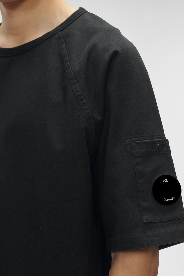 T-shirt en jersey épais noir avec col ras du cou et logo C.P. Company sur la poche de la manche.