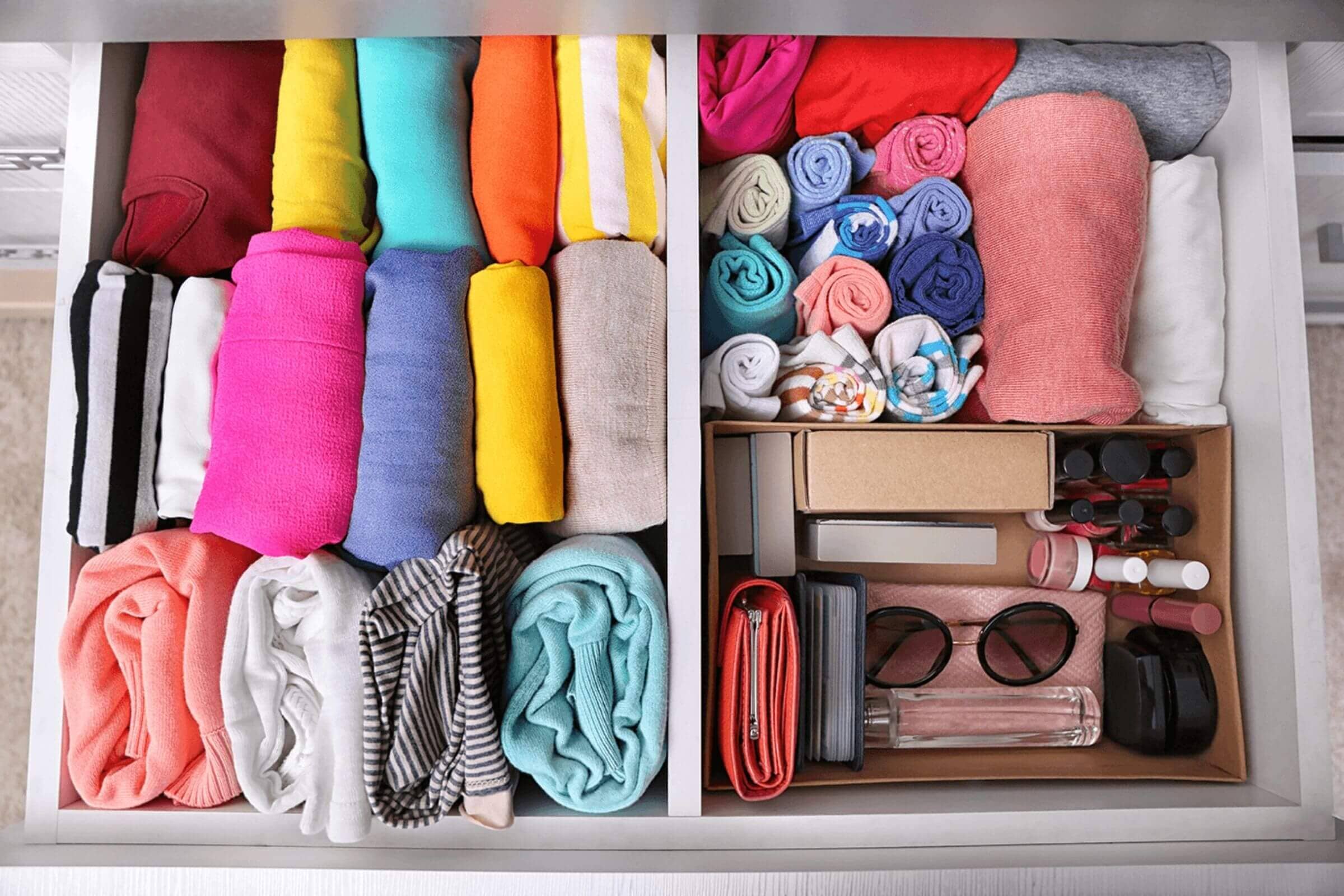 Folding clothes efficiently | Valérie Simon