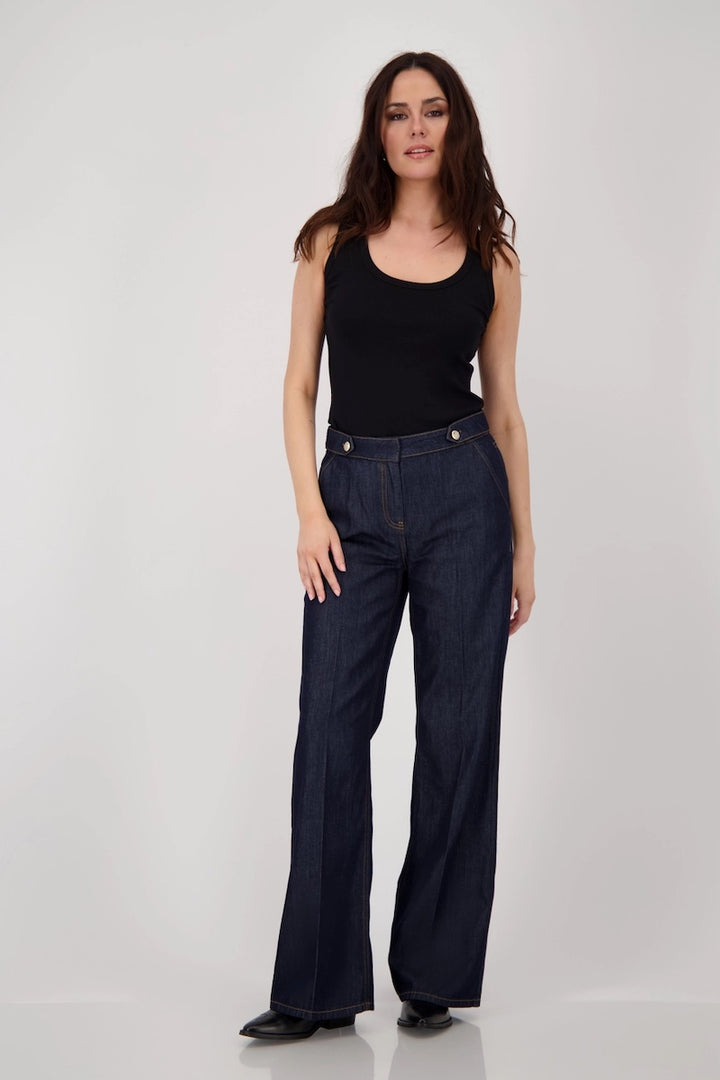 Jean taille haute en denim brut, coupe droite, avec ceinture et boutons métalliques, style moderne et décontracté.