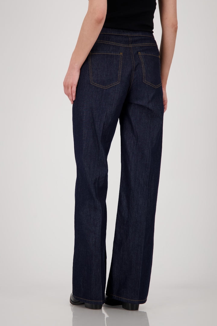 Jean taille haute en denim brut, coupe droite et ample, vue arrière avec poches.