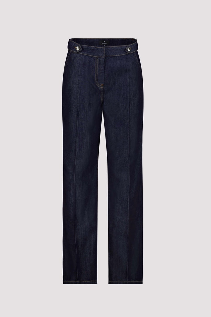 Jean taille haute en denim brut, coupe droite avec ceinture à passants et boutons métalliques.