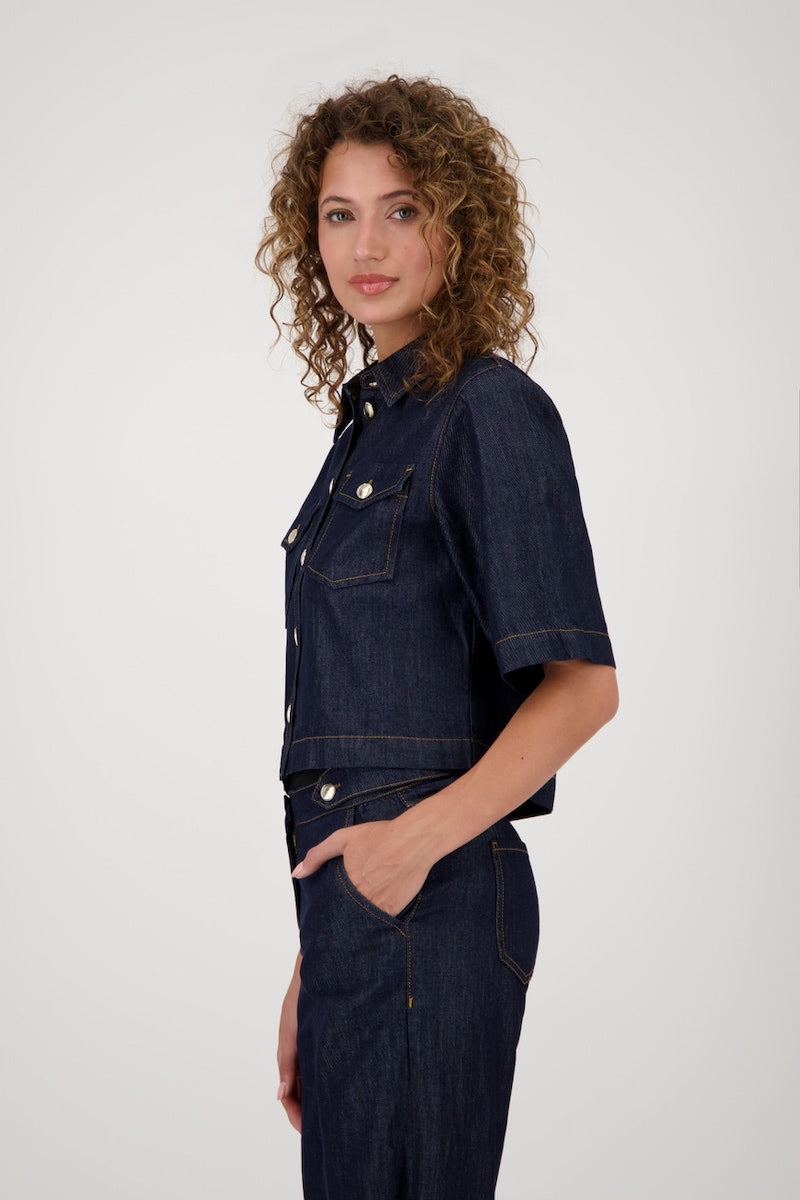 Veste en jean courte avec manches évasées, coupe moderne, style casual-chic avec fermeture boutonnée.