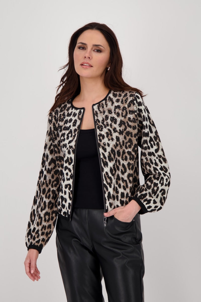 Veste léopard au design élégant avec encolure ronde et manches longues, portée par une femme en pantalon noir.