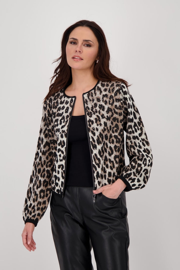 Veste léopard au design élégant avec encolure ronde et manches longues, portée par une femme en pantalon noir.