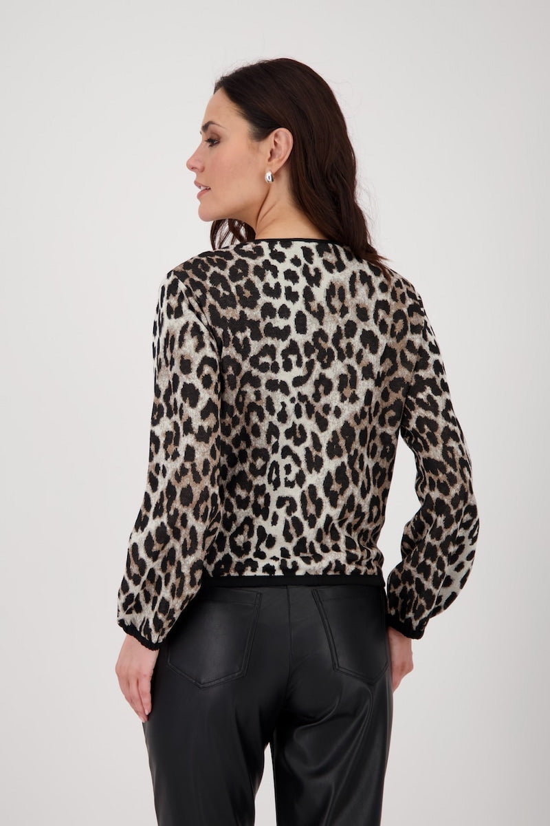 Veste léopard élégante avec manches longues, encolure ronde et coupe moderne jusqu’aux hanches.