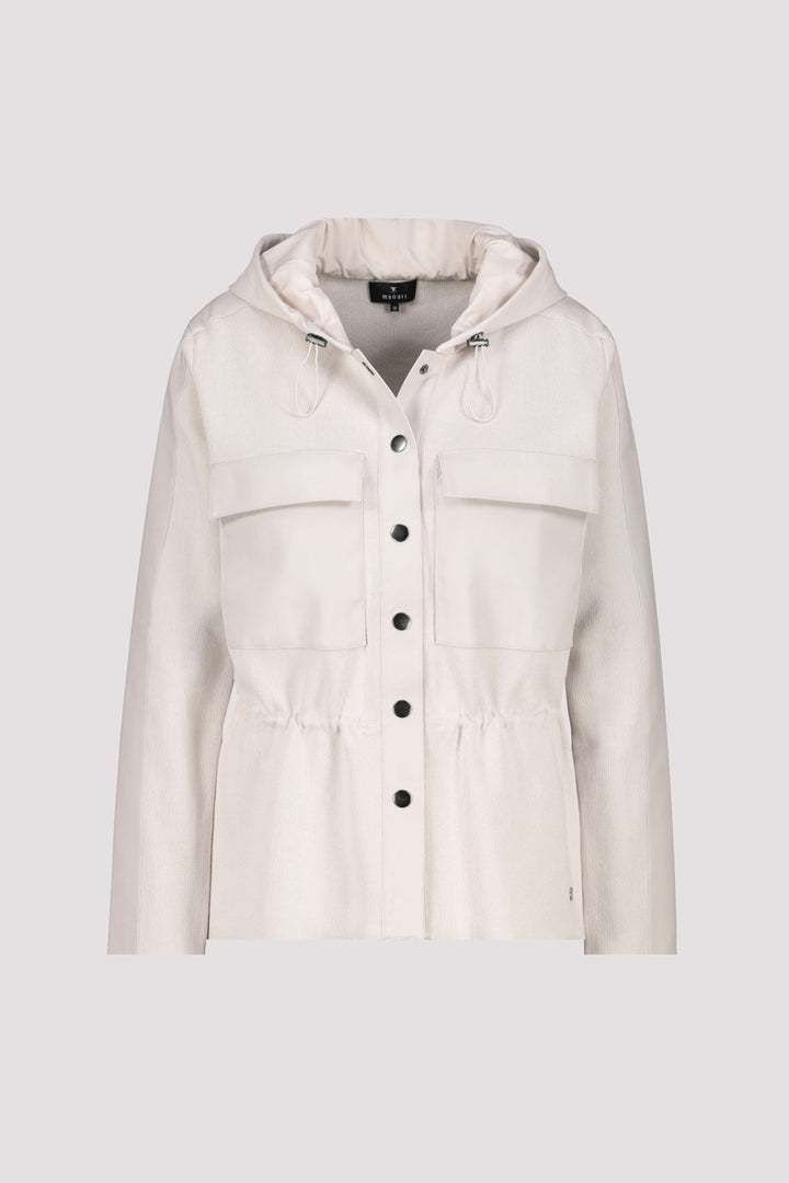 Veste à capuchon beige avec cordon de serrage, fermeture à boutons et poches poitrine.