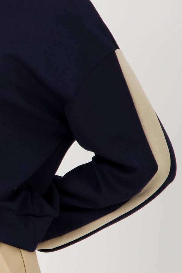 Chandail à bandes contrastées sur les manches avec coupe droite et col rond, parfait pour un look sport-chic décontracté et tendance.