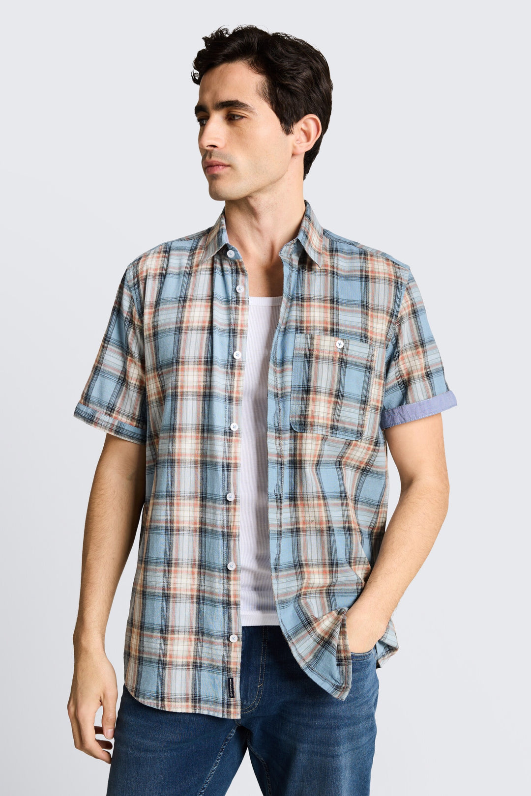 Short-sleeved plaid shirt