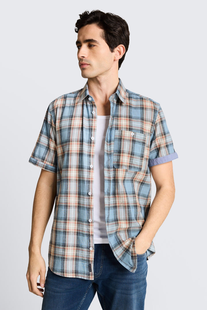 Short-sleeved plaid shirt