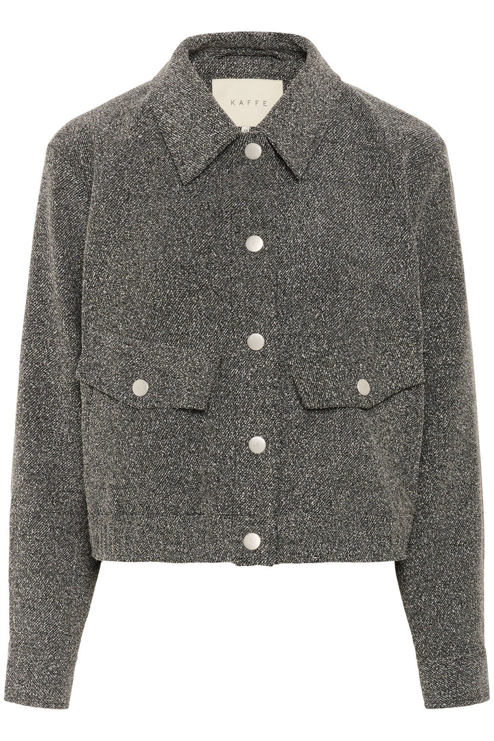 Manteau Alba court à poches à rabat et boutons contrastants, veste chic avec texture moderne et poches pratiques pour un look polyvalent.