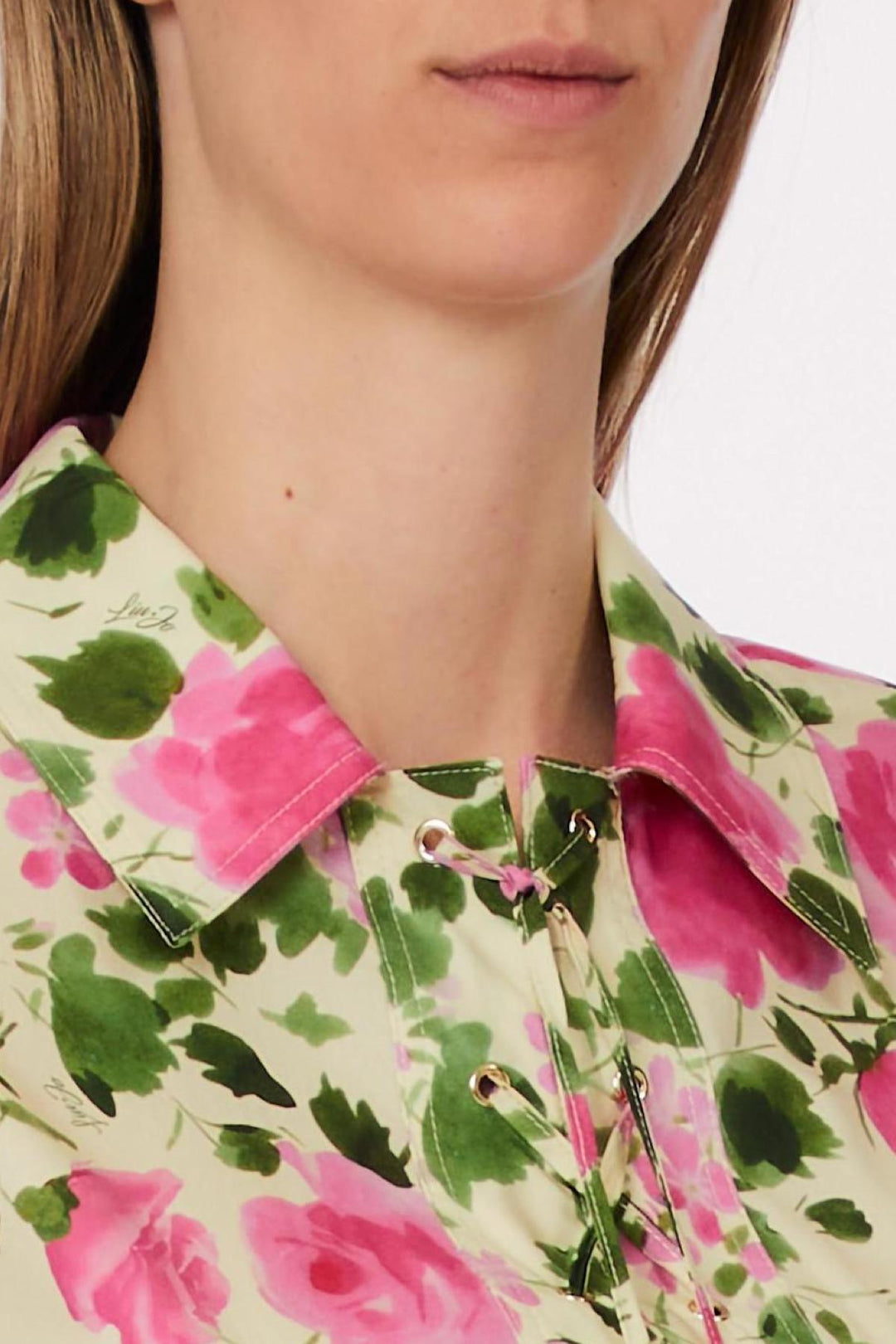 Straight-cut dress with a laced shirt collar