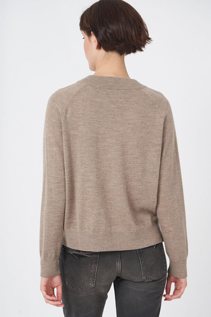 Wide V-neck knit