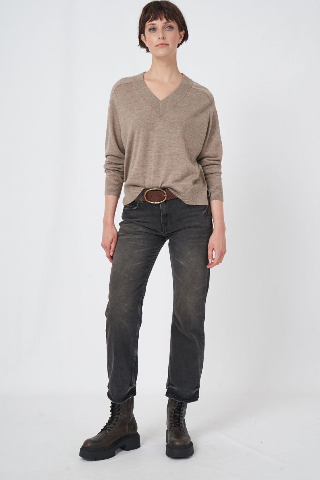 Wide V-neck knit