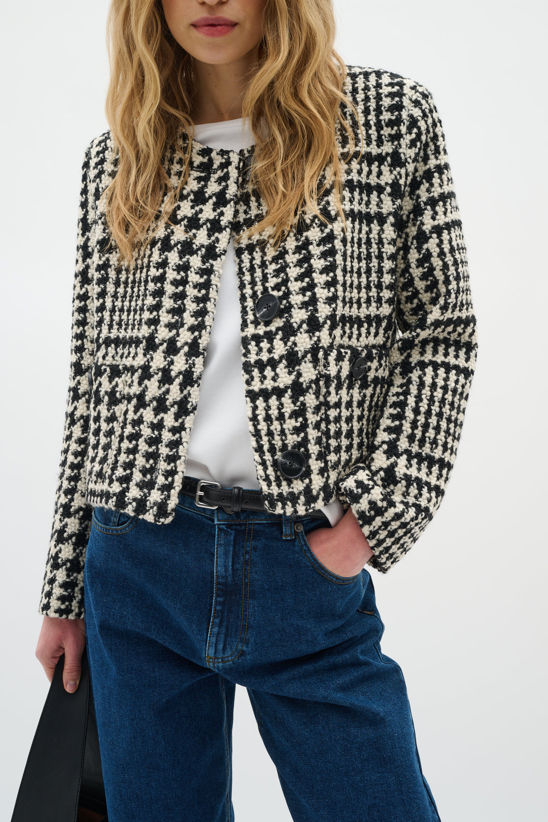 Veste Bryal à motif pied-de-poule, élégante et moderne, parfaite pour une tenue sophistiquée ou décontractée.