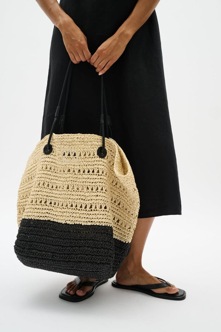 Vue frontale sac à main paille beige Inwear, anse boucle dorée - Valérie Simon