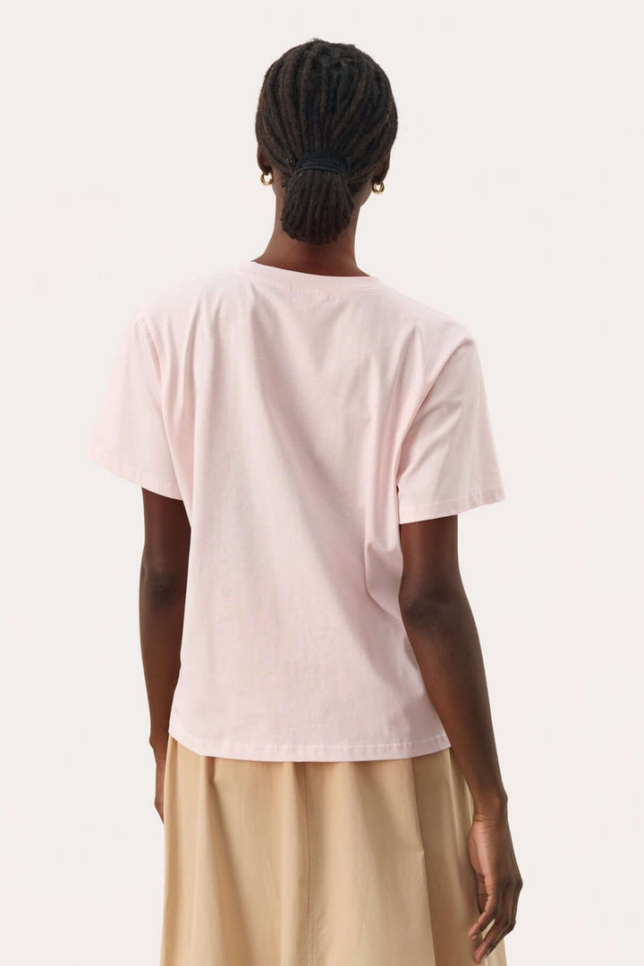 T-shirt Nahid en coton biologique, coupe régulière, vue arrière, couleur rose douce.