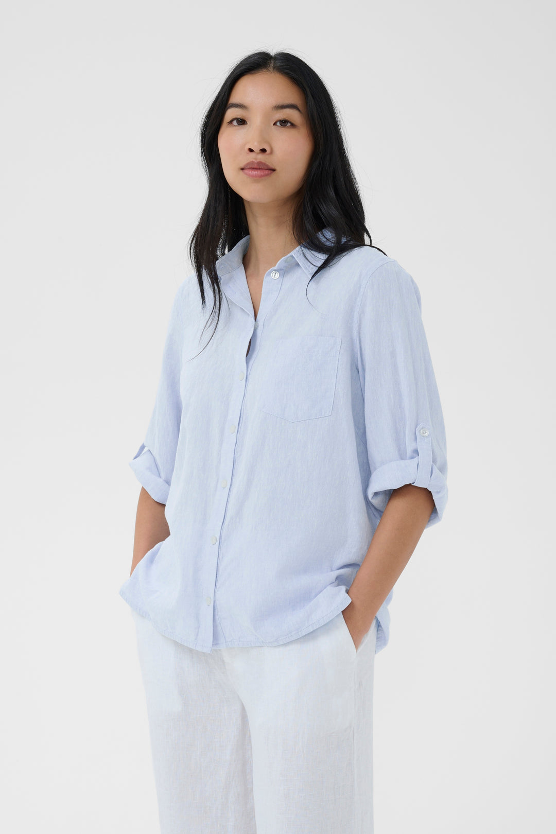 Chemise rayée Cindie avec manches retroussables, idéale pour un style décontracté et polyvalent.