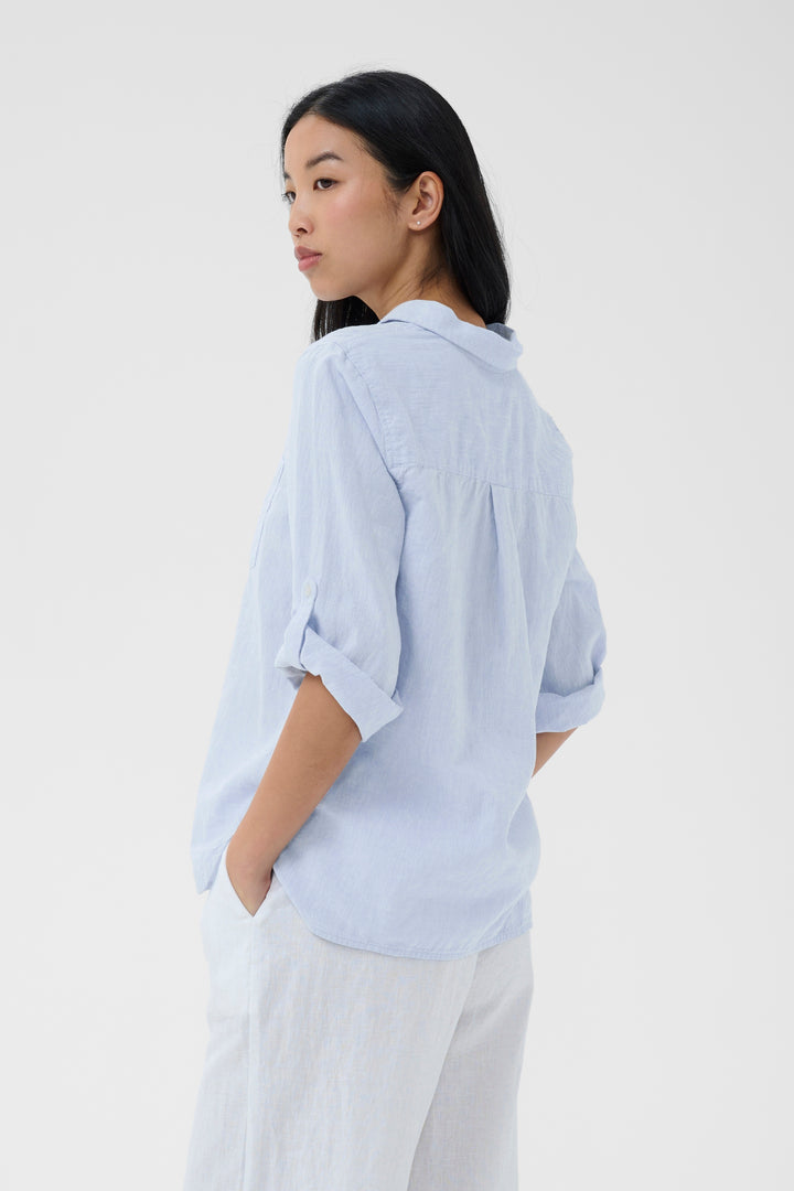 Vue de dos de la Chemise rayée Cindie avec manches retroussées et coupe fluide, idéale pour un style décontracté et structurée.