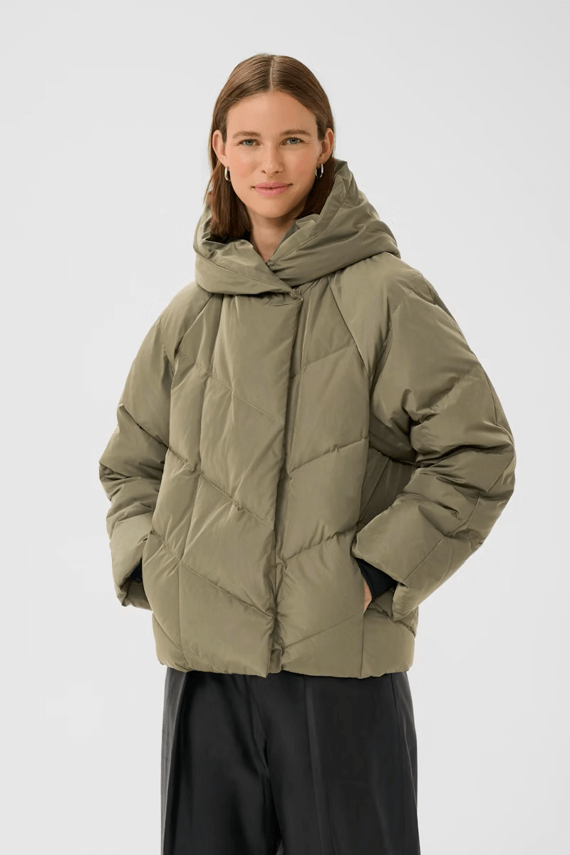 Manteau Yaz matelassé avec capuche intégrée, élégant et chaud, parfait pour tenue urbaine ou décontractée.