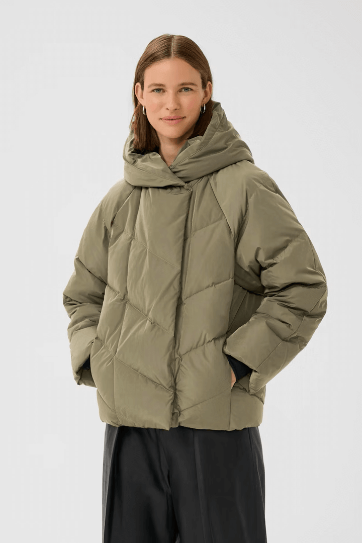 Manteau Yaz matelassé avec capuche intégrée, élégant et chaud, parfait pour tenue urbaine ou décontractée.