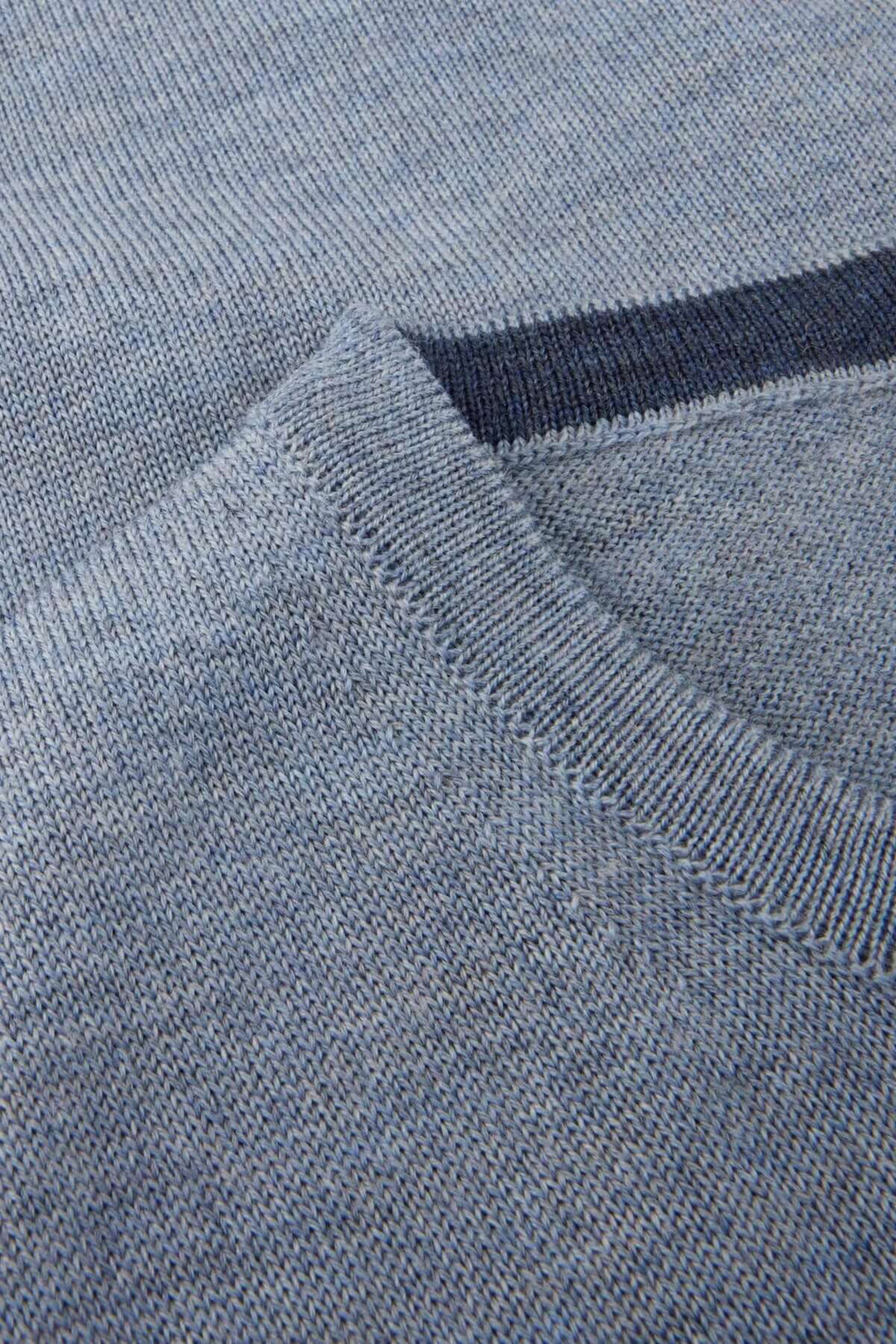Chandail col rond en laine mérinos avec coudes contrastants, détails de maille fine et col côtelé en gros plan.