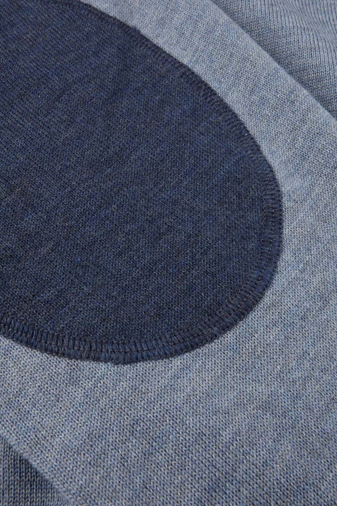 Chandail col rond en laine mérinos avec coudes contrastants, détail des coudières discrètes en gros plan.