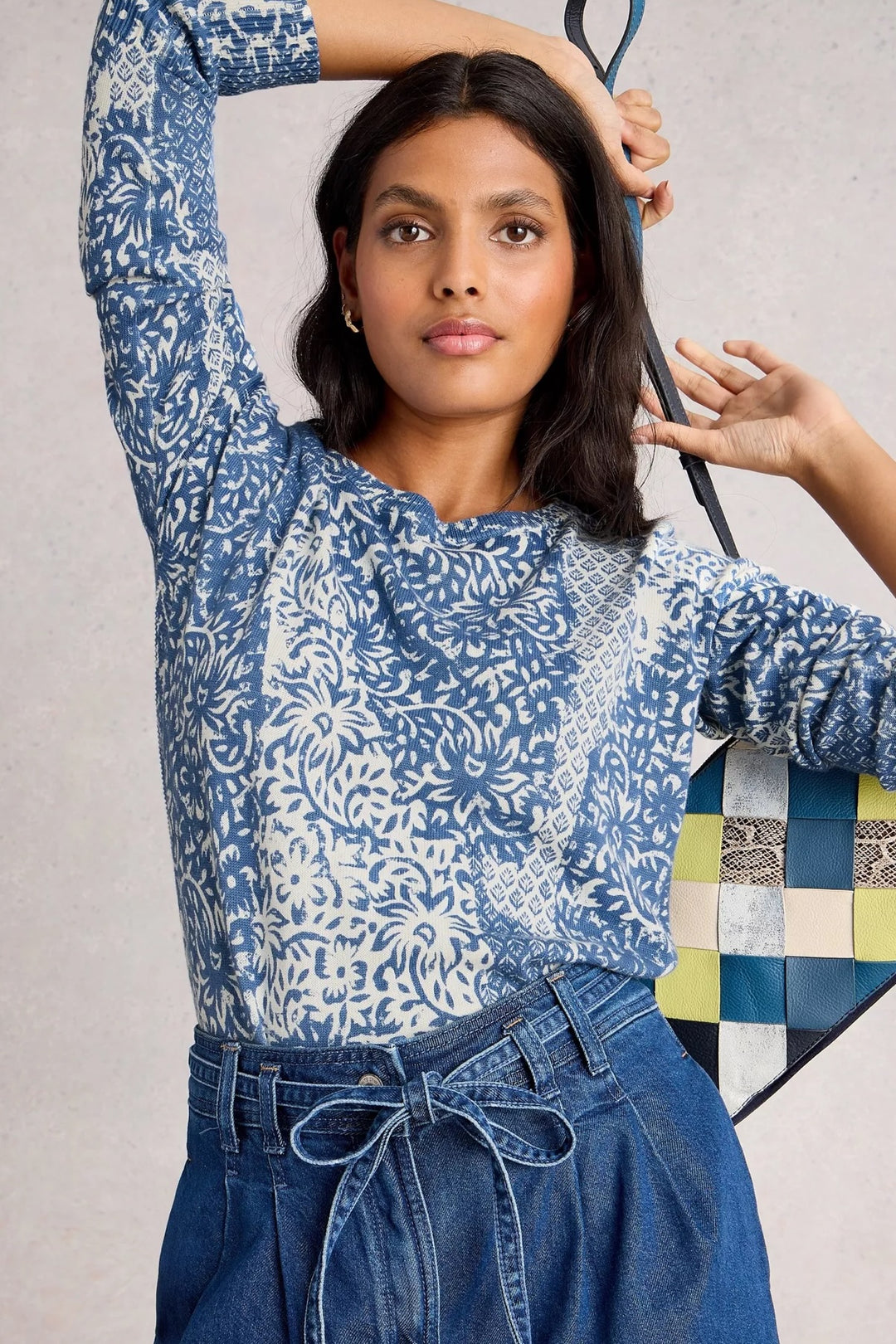 Chandail imprimé à motif floral bleu, manches longues, avec pantalon en denim.