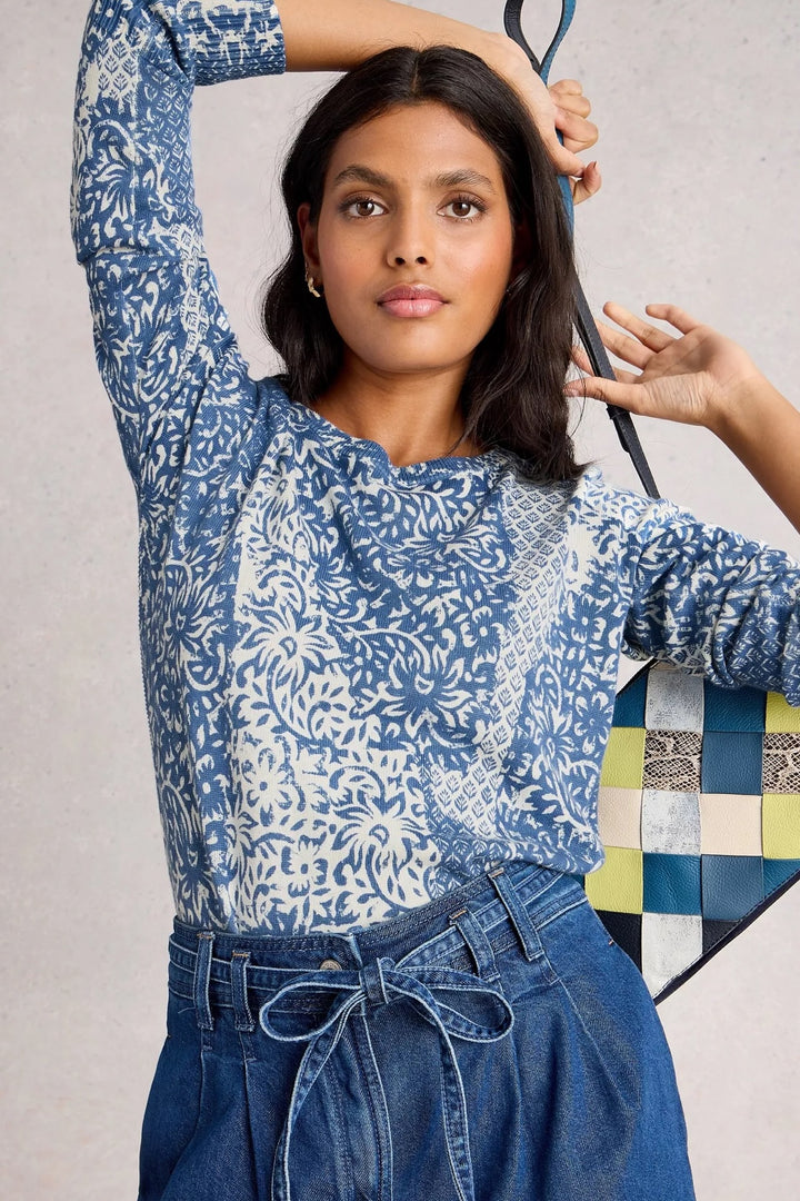 Chandail imprimé à motif floral bleu, manches longues, avec pantalon en denim.